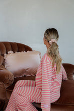 Load image into Gallery viewer, Ruffled Satin Pillowcase in Champagne